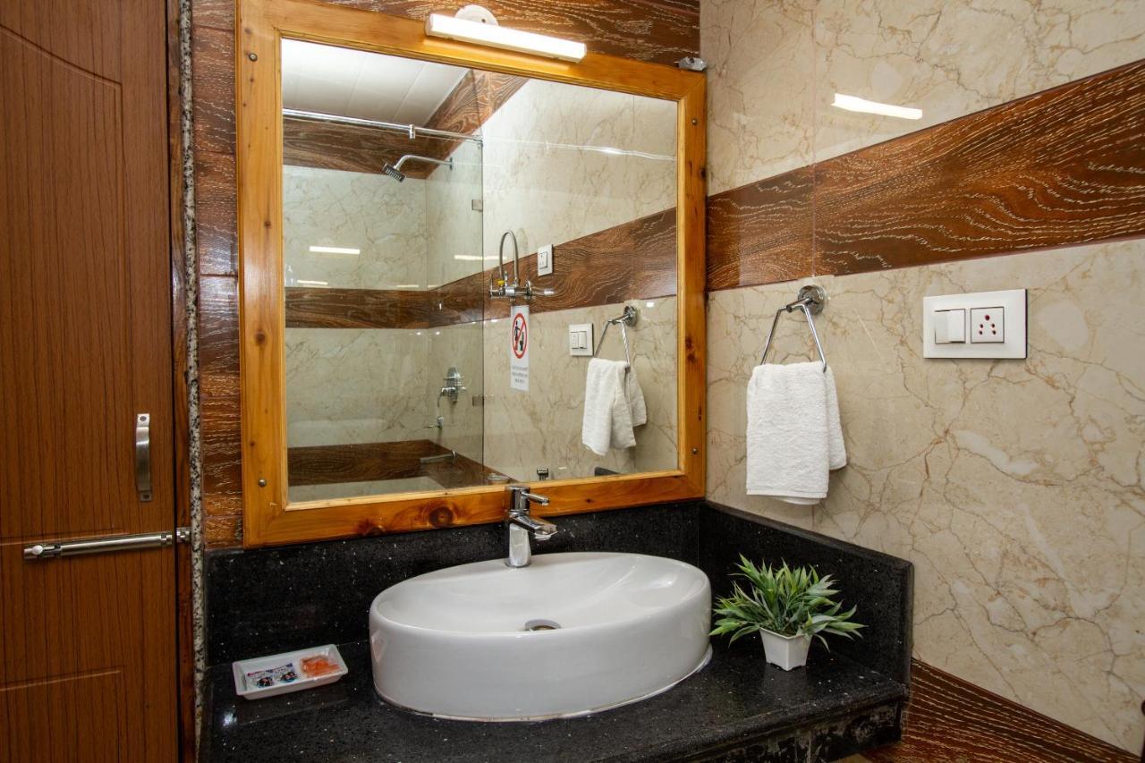 Vaibhav regency Hotell Manāli Exteriör bild